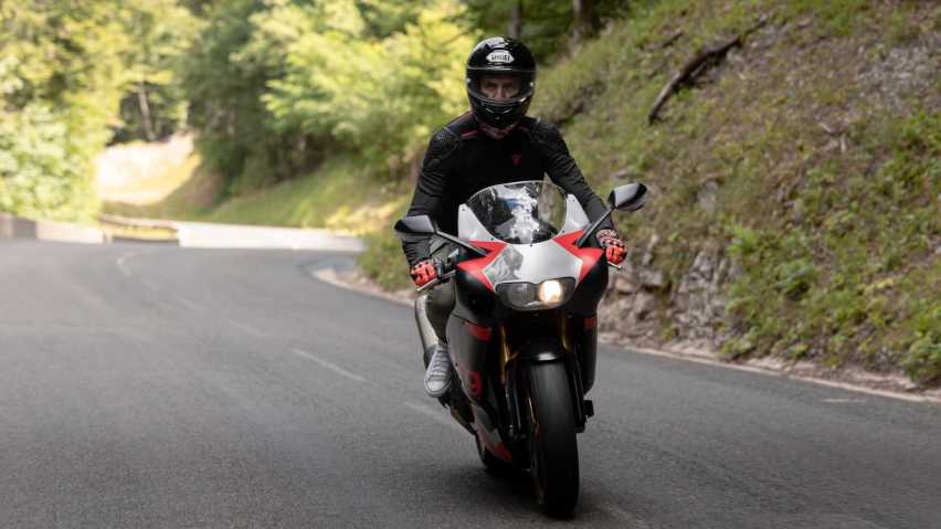复古造型与现代引擎的结合，RSV4换上RS250造型