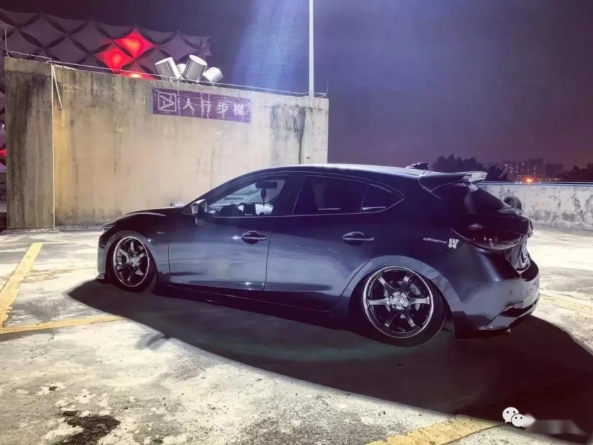姿态风两厢马自达昂克赛拉，趴在地上的