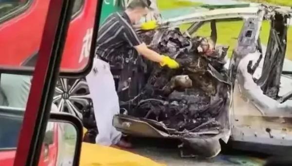 HiPhi X高速失控撞树起火，高合还能起死回生吗？