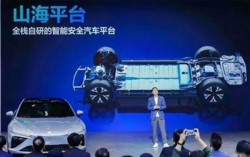 智能轿跑首选哪吒S，哪吒S比帕萨特更适合城市用车