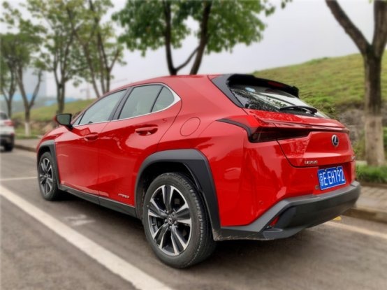 试驾|混动不仅仅为省油，雷克萨斯UX告诉你什么事乐趣横生