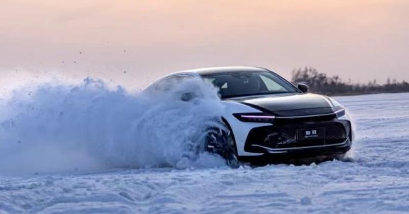 越野、赛跑、下赛道！跟着皇冠陆放和皇冠SportCross一起玩雪