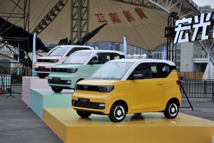 差点破3万，五菱宏光MINI EV六月卖了29143辆，进轿车销量前三名