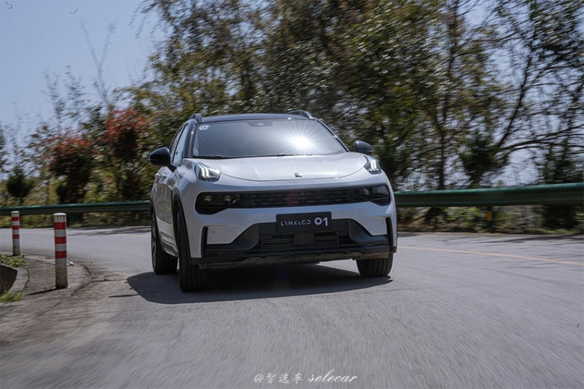 2.0T+8AT，全系标配12.7英寸大屏，试驾全新领克01