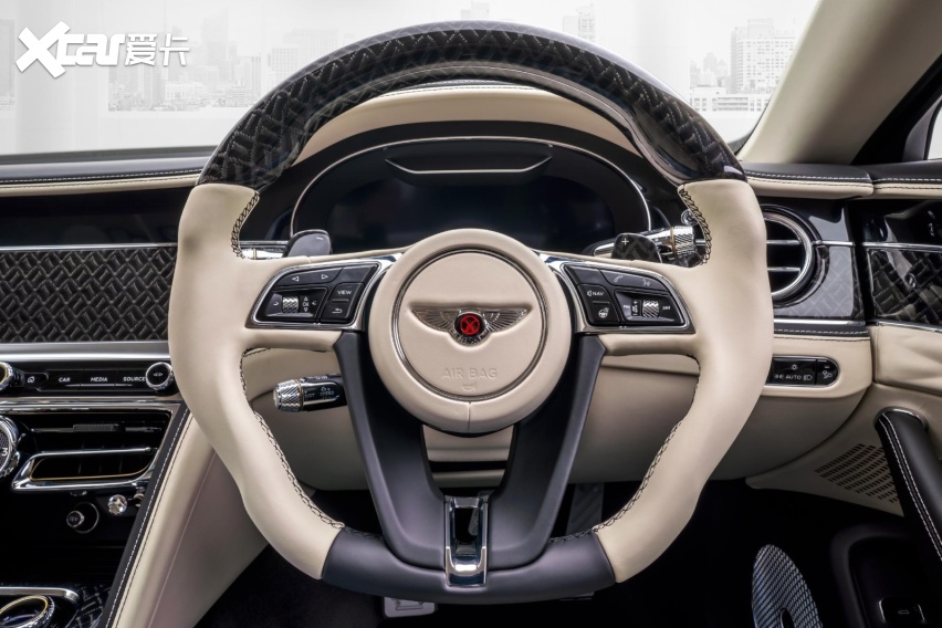 翅膀,将中间的字母b替换为迈莎锐的logo,方向盘除了三种样式材质的