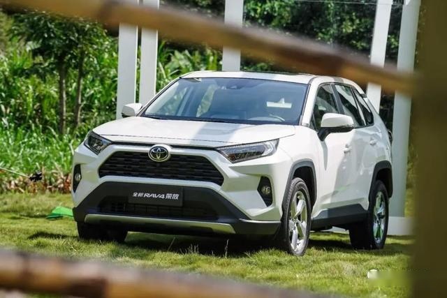 全新RAV4荣放越级上市，硬汉外观配置硬核三种四驱，17.48万起售