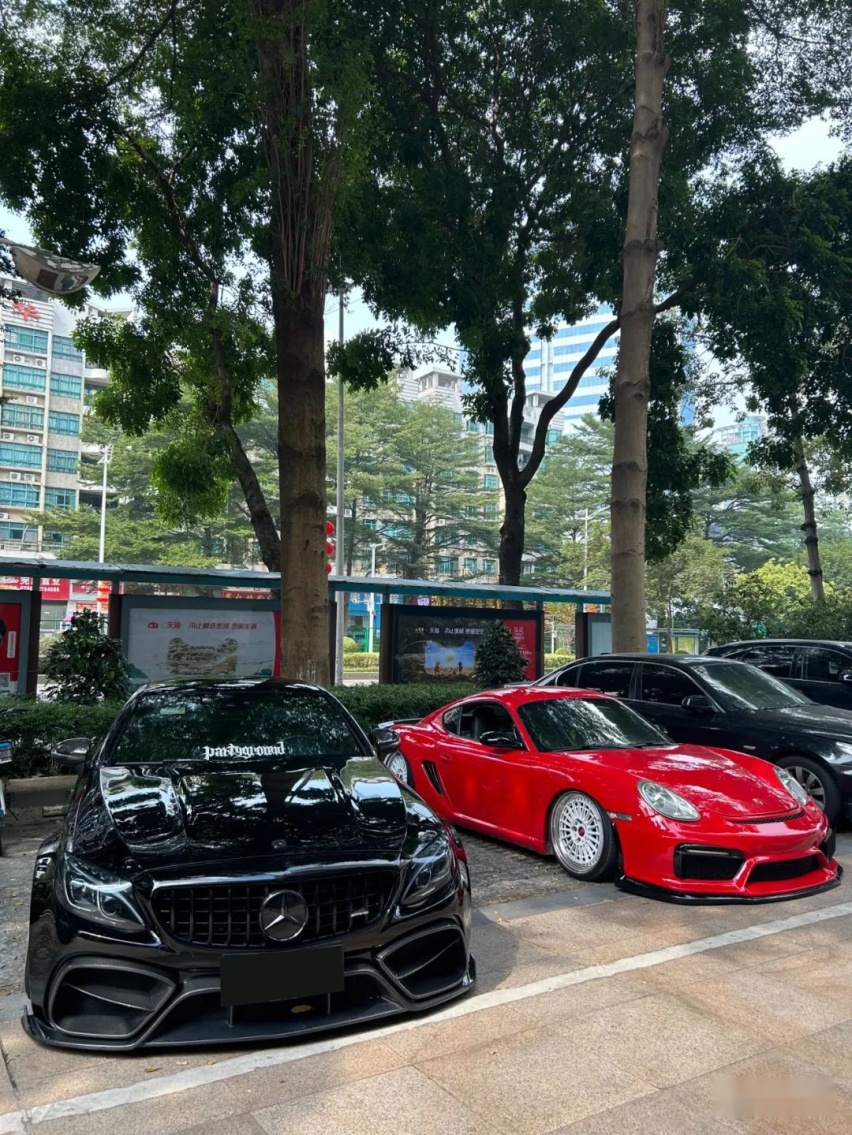 气动姿态风的奔驰AMG C63 Coupe，趴在地上的它显得更加优雅