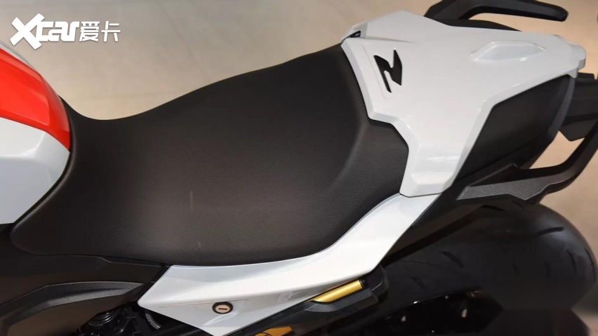 资讯|驰骋在速度与激情之间:运动街车宝马f900r,10.59万元起售