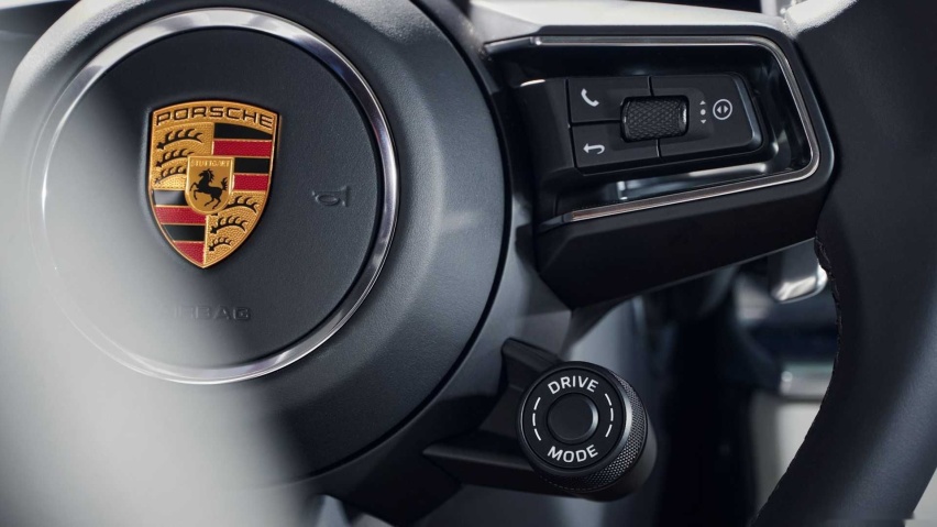 2021-porsche-panamera-turbo-s-e-hybrid-steering-wheel.jpg