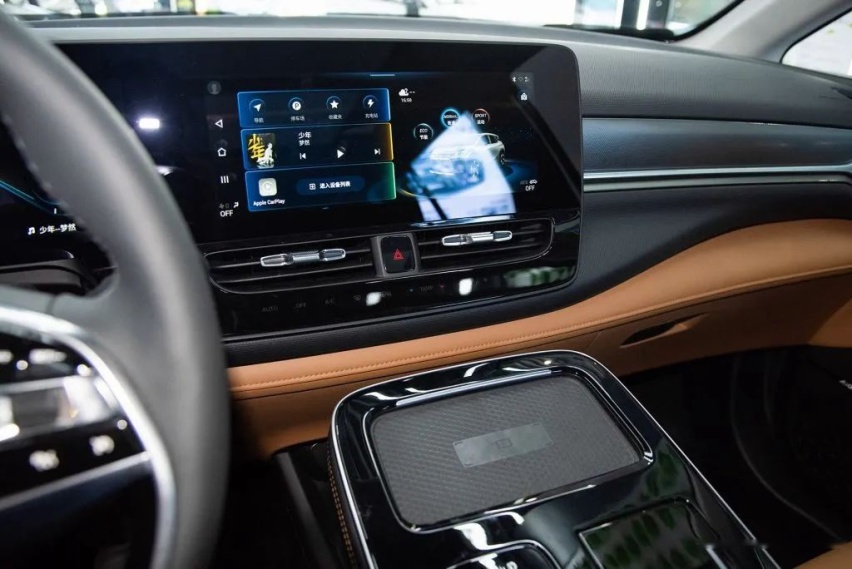Model 3再遇劲敌，埃安V提高汽车科技基准线！