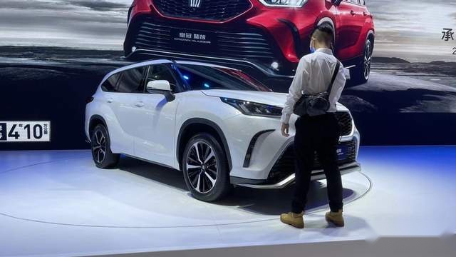 2.0T版本皇冠陆放上市，除了动力，还有哪些看点？
