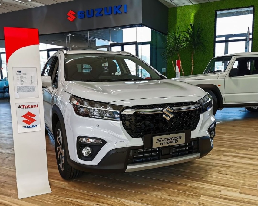 似丰田RAV4！全新铃木S-cross海外实拍，造型硬朗，国产能大卖？