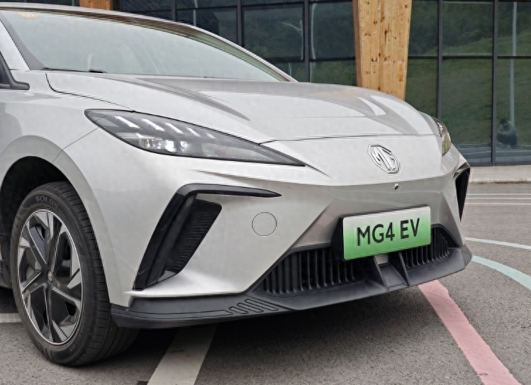 十万级纯电新选择！试驾MG4 EV，驾趣、家用，都可叫板海豚