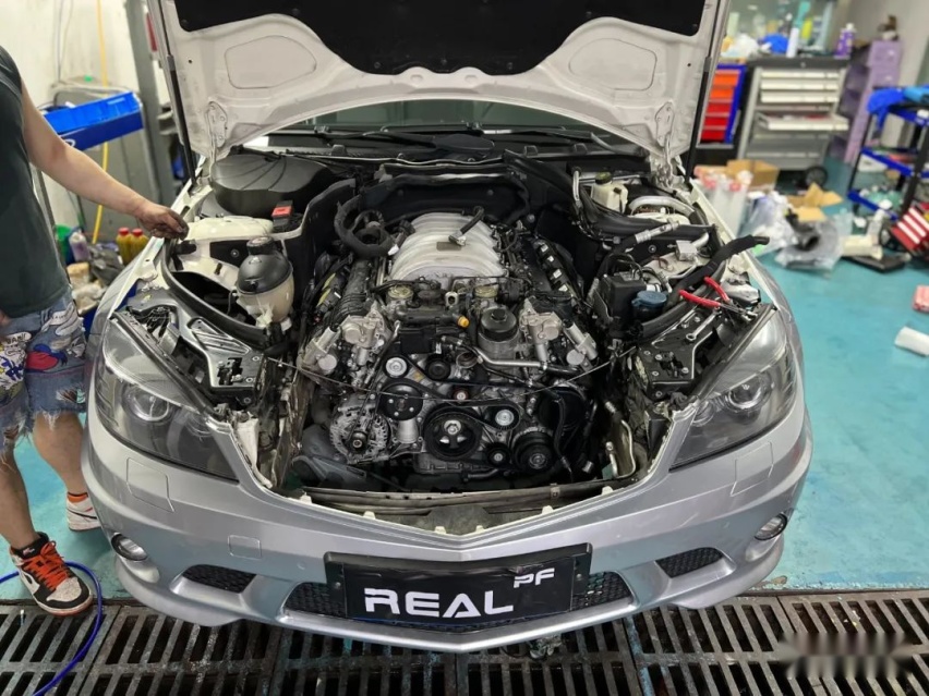 变身成安全车的奔驰AMG C63，这下真是玩出了自己的风格