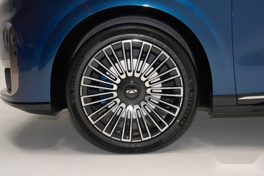 奇瑞发布全新SUV，长超5米1，续航超1400km，外观酷似问界M9