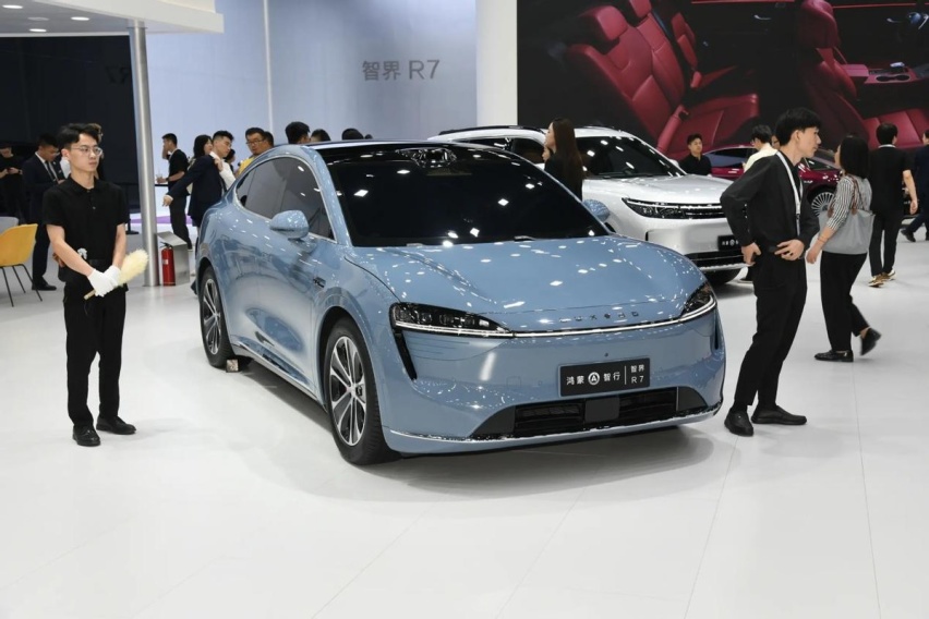 全新智己LS6对比智界R7，25万级纯电中大型SUV，谁更让你心动？