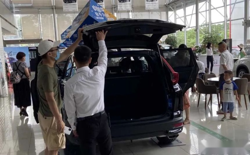 城市SUV标杆再进化，新CR-V开售第一天就排队看车