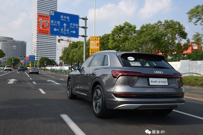 奥迪e-tron首试：不颠覆不革命，奥迪这么做电动车？！