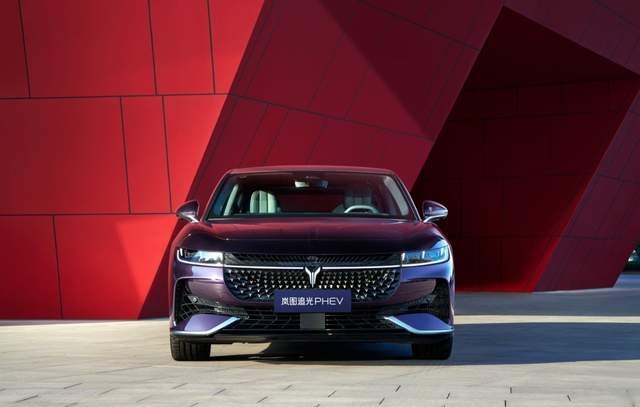 25.28万起售的岚图追光PHEV 凭什么敢抢BBA的E56客户！