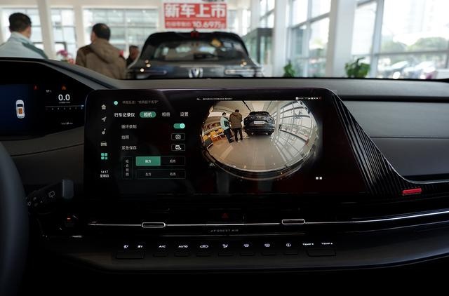 第二代CS55PLUS有多红？工作日半小时内4人看车1人下订