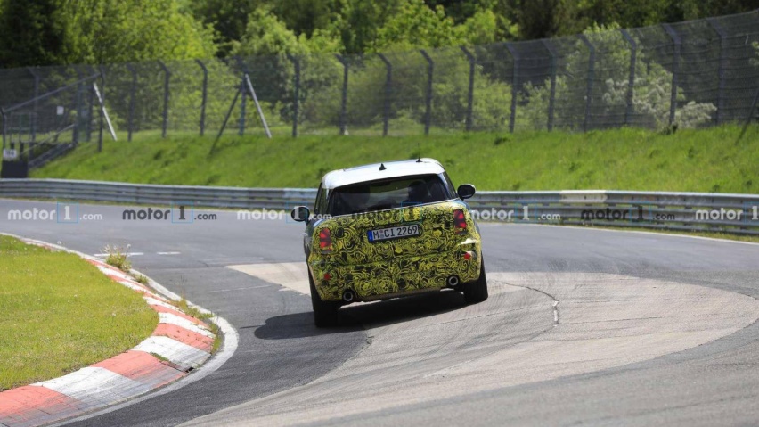 mini-countryman-spied-testing-at-the-nurburgring (4).jpg