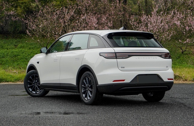 零跑C11 PK宋PLUS EV：豪华与智能竟可兼得？