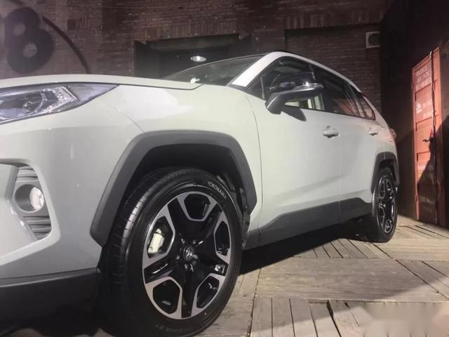 向往生活?勇于挑战?你就差这台全新RAV4荣放