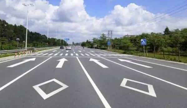 这三种道路标线很多车主不懂，其实非常简单，记住一个点就行