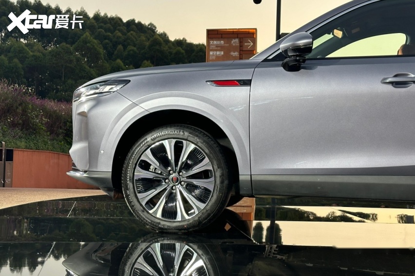 1763214783993456.jpg 红旗HS6 PHEV开启预售 预售先享价17.88万元起