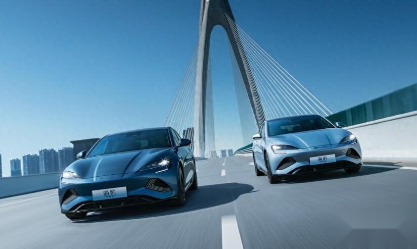 800V平台+700km纯电续航，比亚迪海豹荣耀版售17.98万元起