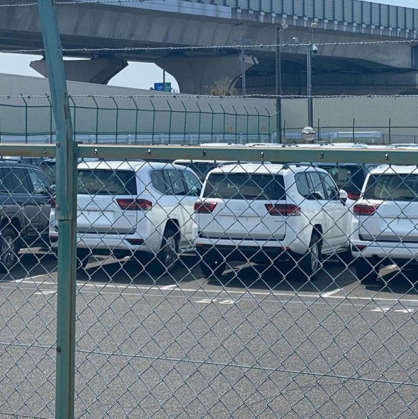 全新丰田兰德酷路泽海外实车现身 车身细节全方位曝光