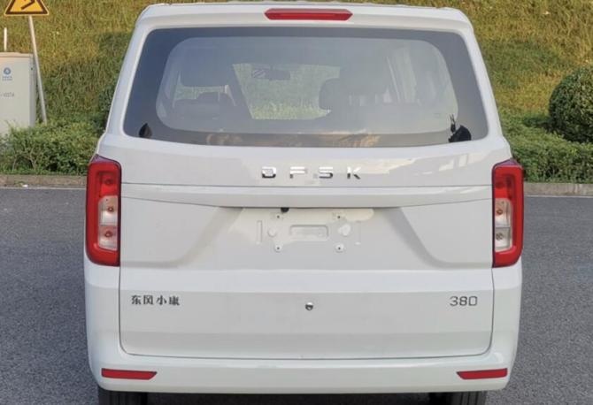 新知达人, 两种前脸+7/8座 东风小康380实车 对标五菱宏光PLUS