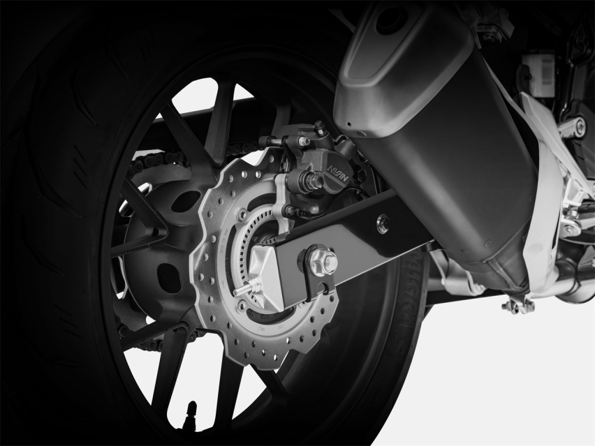 入门中小排量仿赛摩托，本田CBR400R，车身灵活操控易上手