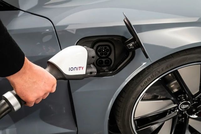 续航488km，奥迪首款电动性能车e-tron GT首秀
