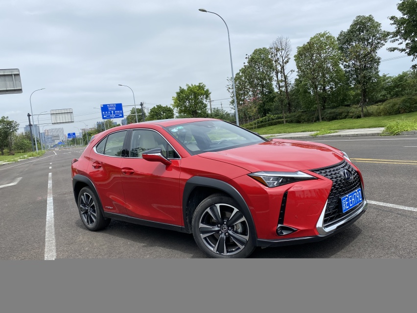 试驾雷克萨斯UX 260h：一台个性鲜明的油电混合跨界车