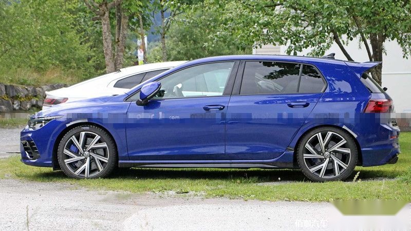 volkswagen-golf-r-spy-shots (1).jpg