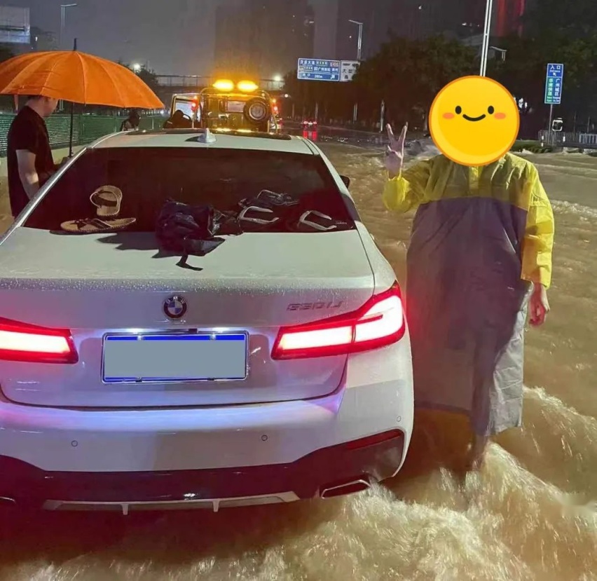 几位宝马车主雨季出行遇到突发意外，是谁帮助他们快速脱困？