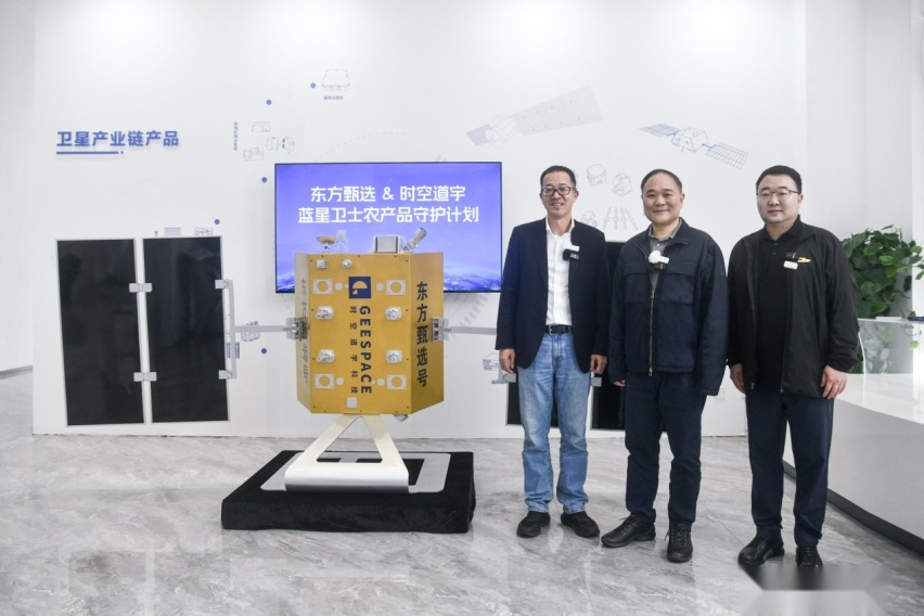 李书福、俞敏洪 探秘吉利新质生产力超级卫星工厂
