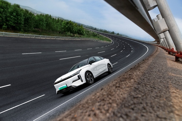 吉利银河L6极速247公里/小时、亏电油耗4.55L 比亚迪会慌吗？