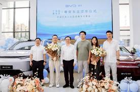 海狮08上市即热销，比亚迪总裁王传福亲自交车
