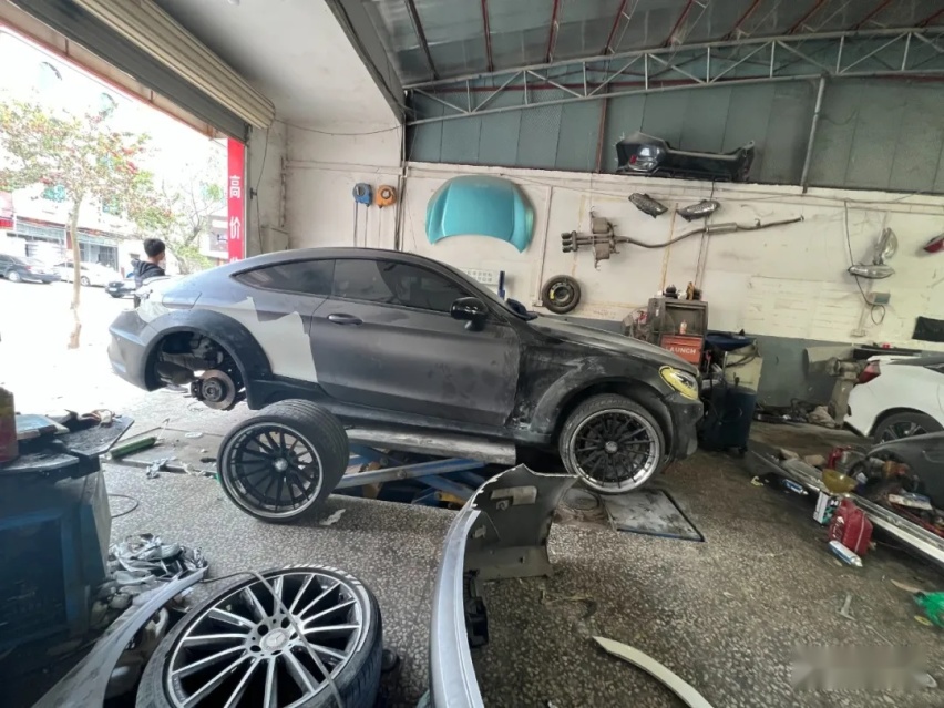 赶在过年前换奔驰C Coupe，加班加点割完宽体快乐过新年