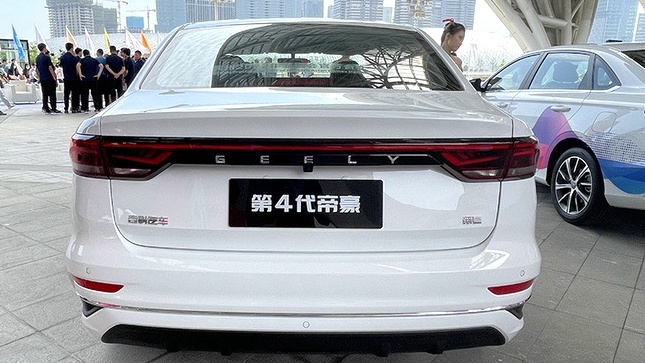 配置比轩逸高还用上贯穿式尾灯，吉利全新帝豪值不值得期待？