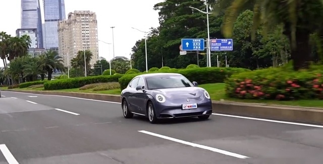 试驾欧拉闪电猫：无框车门+电动尾翼，驾驶感受完全不输百万跑车