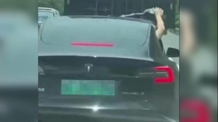 特斯拉全景天窗潮到出水？车主：先戴斗笠防出汗再说！