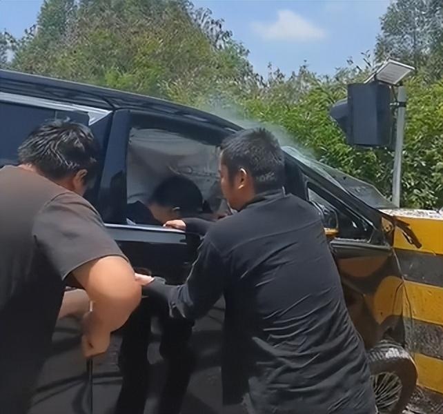 撞击后无法解锁 雷克萨斯LM说明书藏猫腻！