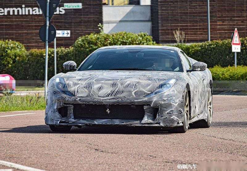 ferrari-812-versione-speciale-prototipo-camuflaje-fotos-espia-202177330-1618928473_5.jpg