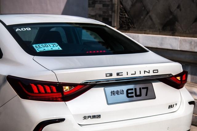 能用BEIJING当车标的都不一般，EU7就算一个