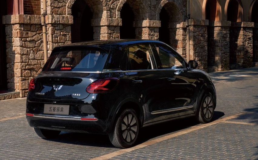 还要什么自行车？五菱宏光MINI EV限时2.98万起，至高降1.3万