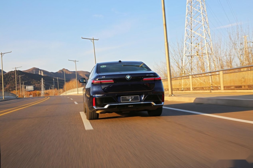 强者的自我颠覆 试驾宝马i7 xDrive60L