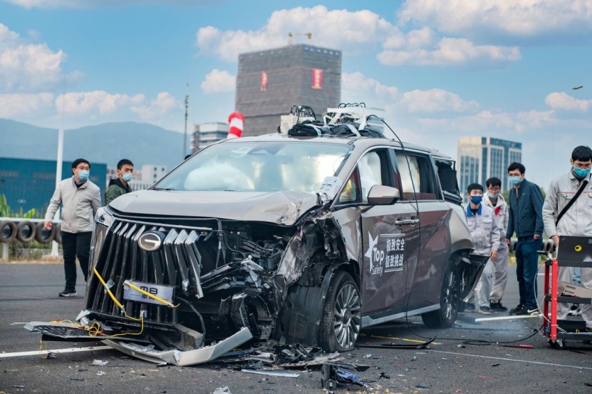 “惨遭”大货夹击，车门全部正常打开，MPV安全性不靠吹要靠撞？